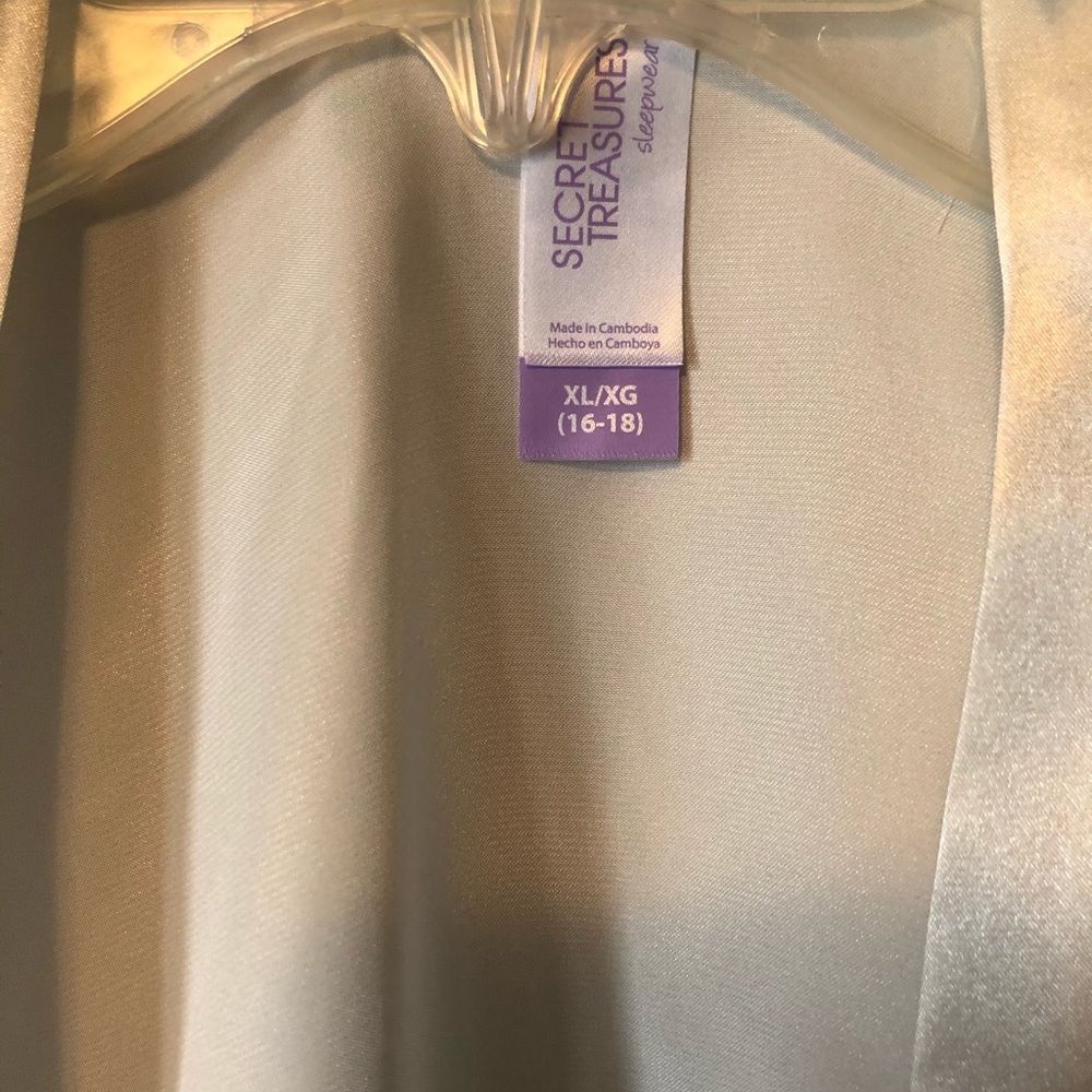 Robe - Picture 3 of 4